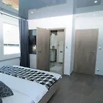 Nanis & Hotel