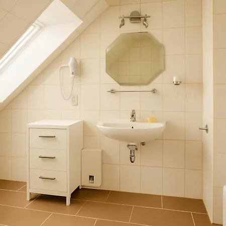 Otel Nanis & 4*