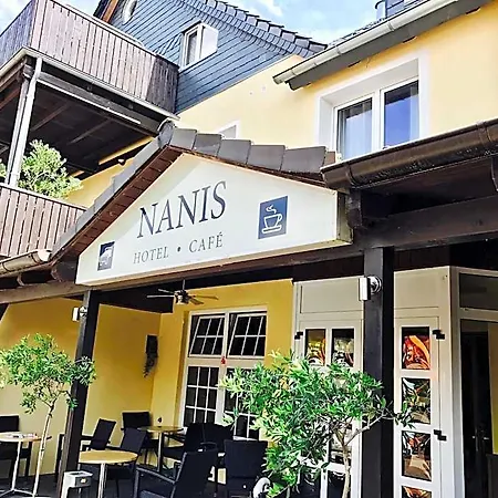 Nanis & 4*