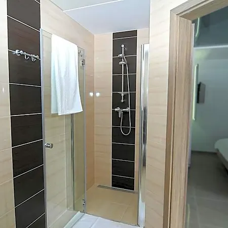 Hotel Nanis & 4*
