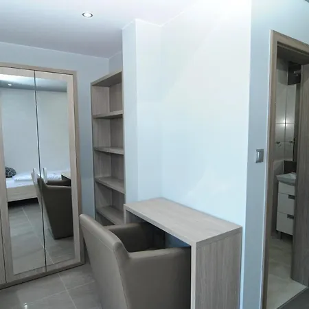 Hotel Nanis & 4*